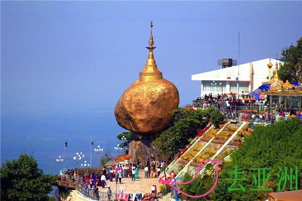 缅甸大金石，又称吉谛瑜佛塔，耸立在悬崖边的巨石佛塔
